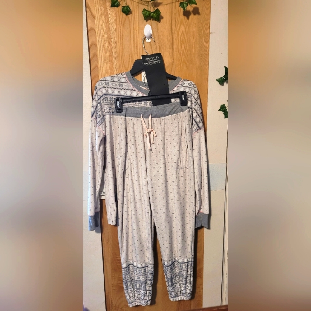 Women's Simply Vera Vera Wang Cozy Short Sleeve Pajama Top & Pajama sleep set.